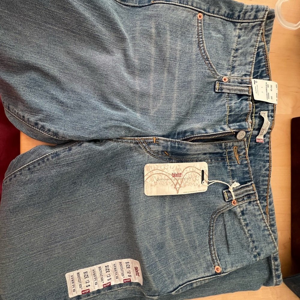 Women’s New Levi's Light Blue Denim Jeans with Tan Leather Patch - Picture 6 of 7